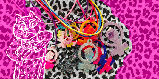 Nya halsband med kvinnotecken