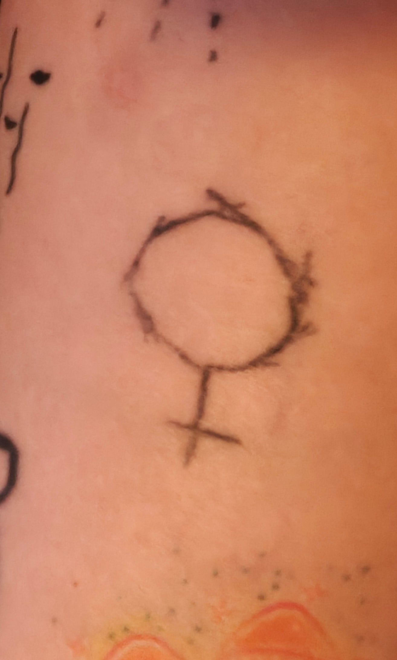 Halsband kantigt kvinnotecken [rosa]